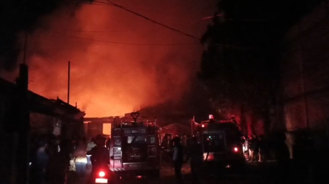 Gudang Kopra di Talang Bakung Terbakar, Damkar Kerahkan 13 Unit Armada